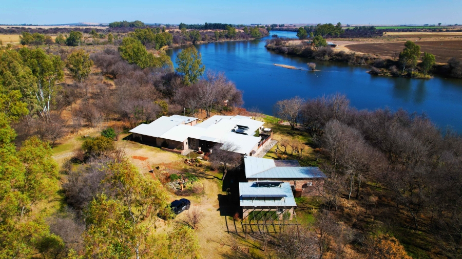 5 Bedroom Property for Sale in Viljoenskroon Rural Free State